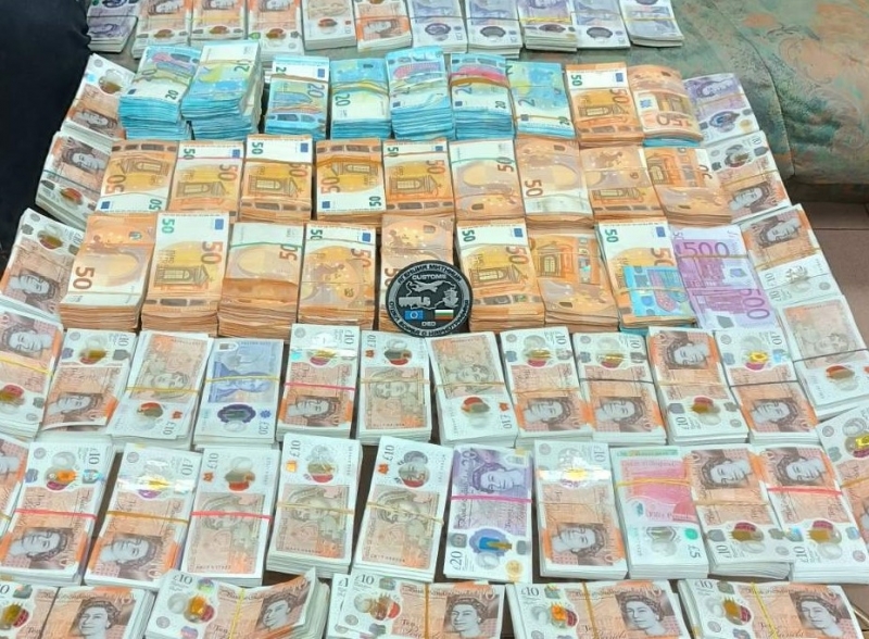 47 000 британски паунда скрити в тенджера и 385 000