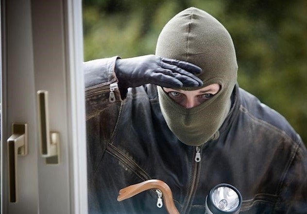 Крадец е разбил с брадва врат на къща в монтанското