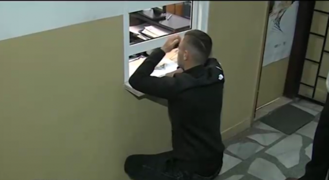 В Благоевград падат на колене пред КАТ Буквално В сградата