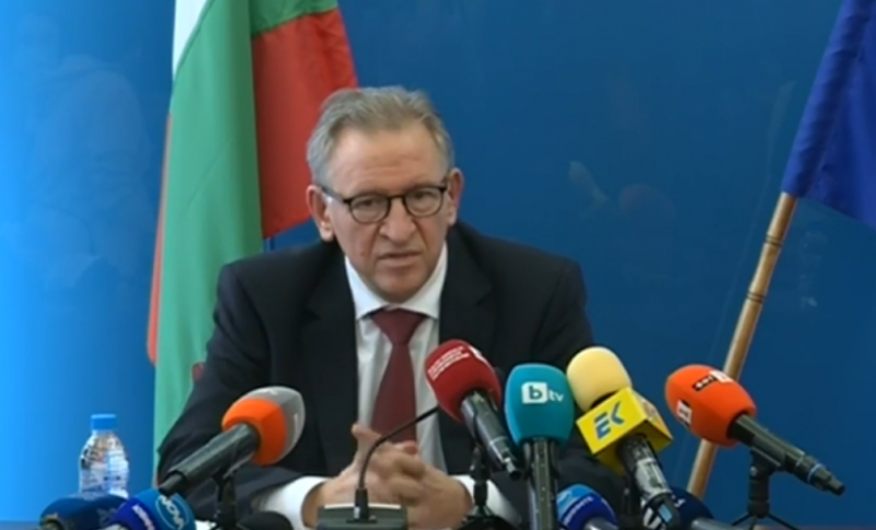 Въвеждат задължителен сертификат за всички дейности на закрито обяви здравният