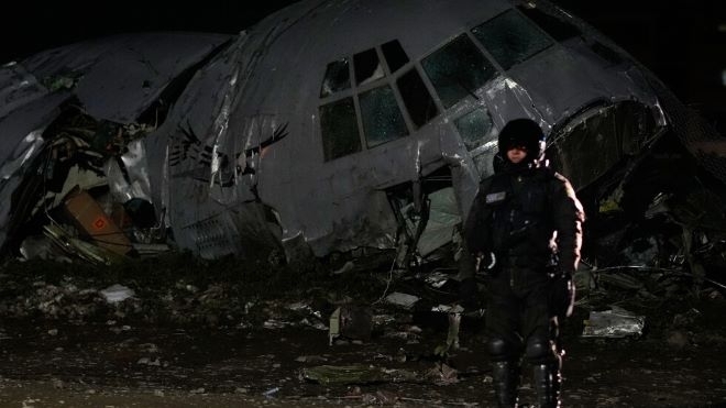 Военен самолет с банкноти се разби в Боливия, има много жертви /снимки/