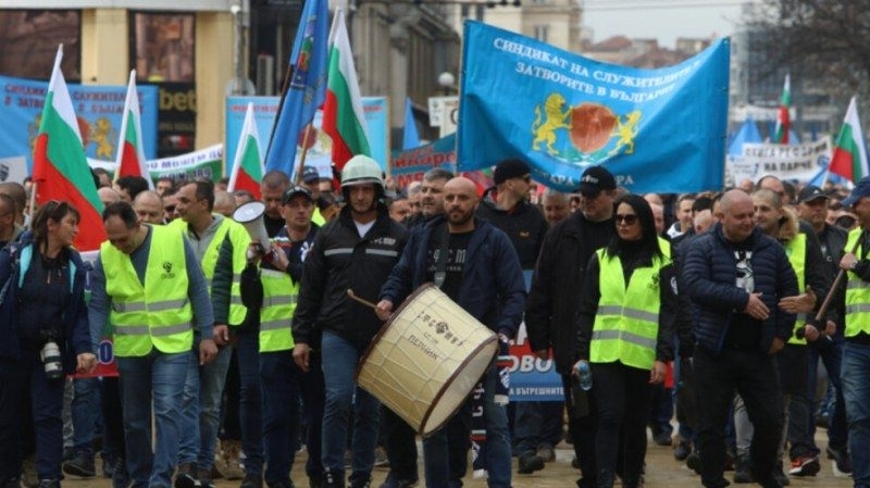 Полицаи и надзиратели излизат днес на протест в цялата страна Исканията
