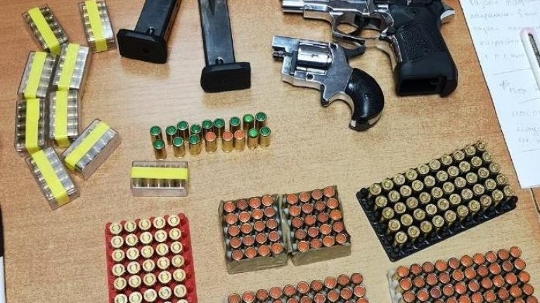 Полицаи откриха оръжие и боеприпаси в дома на мъж в