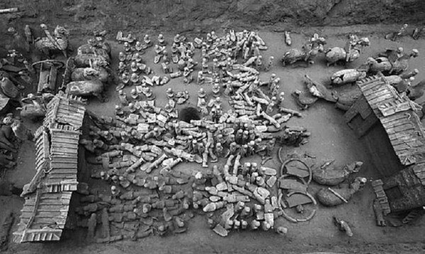 Близо 2100 години малка теракотена армия охранява гробницата на Лю