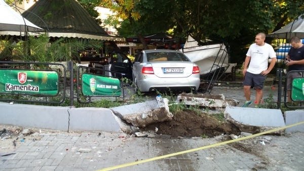 Шофьор с Ауди се е забил е заведение във видинското