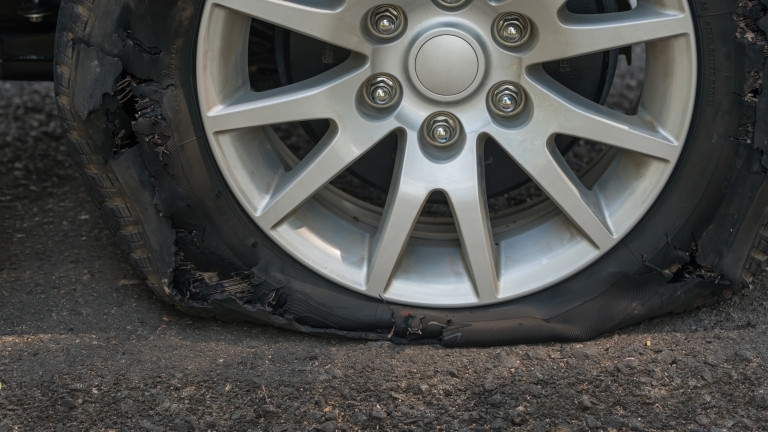 18 годишен редовно реже гумите на кола във Враца съобщиха от