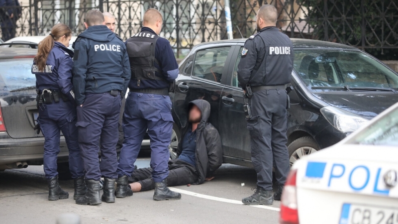 Двама мъже са арестувани след гонка с полицията в центъра