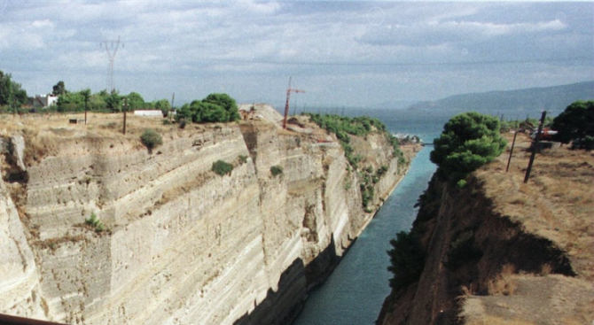 Гърция съобщи в понеделник че е затворила Коринтския канал за