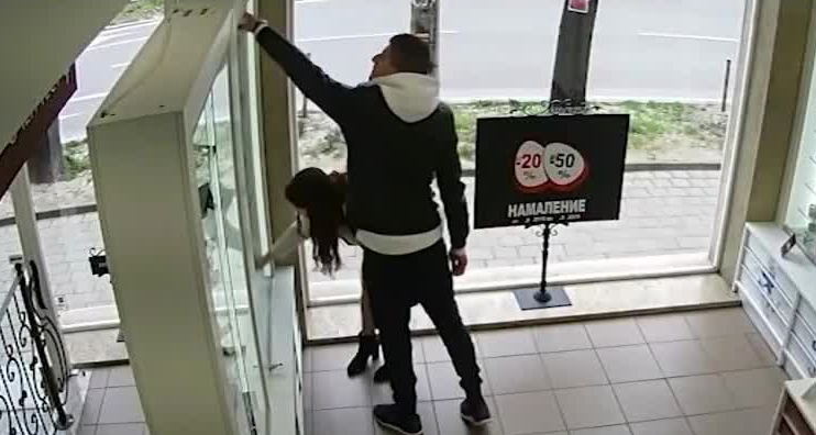 Жена задигна очила от хипермаркет във Враца съобщиха от полицията