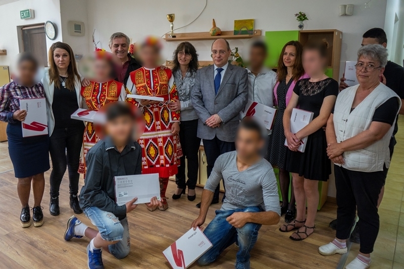 Деца и младежи в риск в Мездра получиха таблети, закупени с дарения на учени от БАН /снимки/