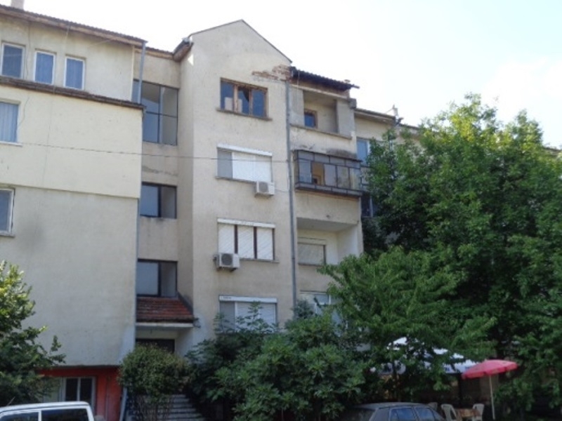 Частен съдебен изпълнител е обявил за публична продан тристаен апартамент