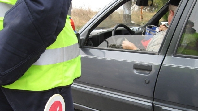 Полицията е заловила възрастен мъж да шофира кола без номера