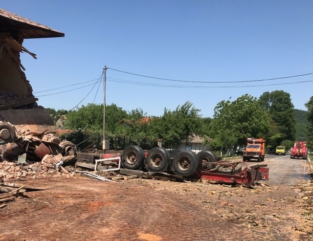 ТИР помете две къщи в село Златна Панега При инцидента