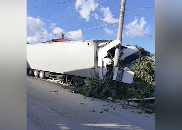 Камион се вряза в къща в плевенското село Згалево шофьорът