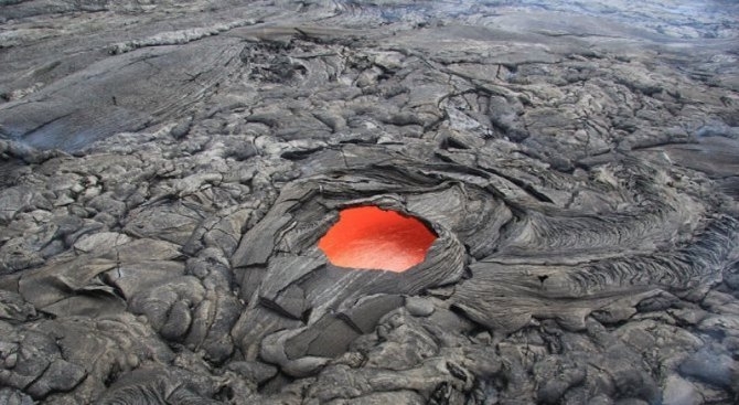 Потоците лава разтопена скална маса и отровни газове от вулкана