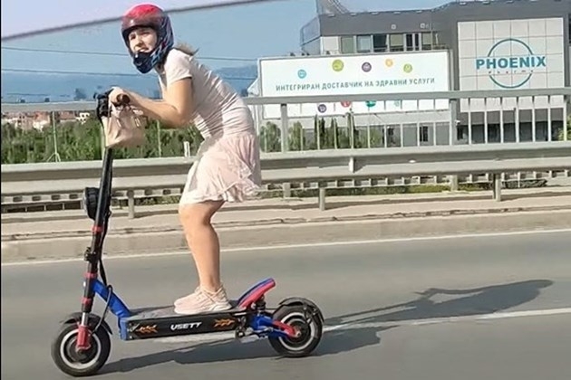 Емили с тротинетката както стана известна в социалните мрежи остава