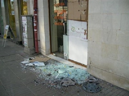 Побеснял мъж изпочупи витрината на хранителен магазин във Враца съобщиха