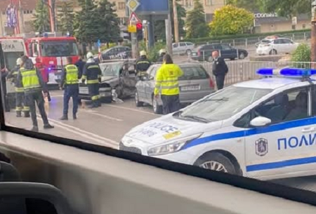 Автобус на градския транспорт помете кола в София, има загинал /видео/