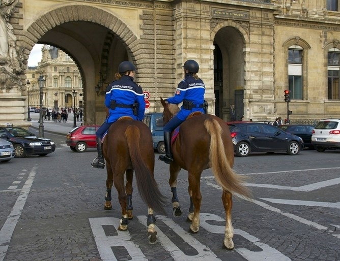 Париж ще посрещне Нова година със засилени мерки за сигурност