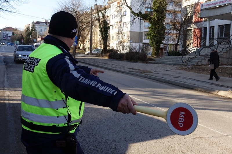 Служители на реда са хванали младеж да управлява нередовна кола