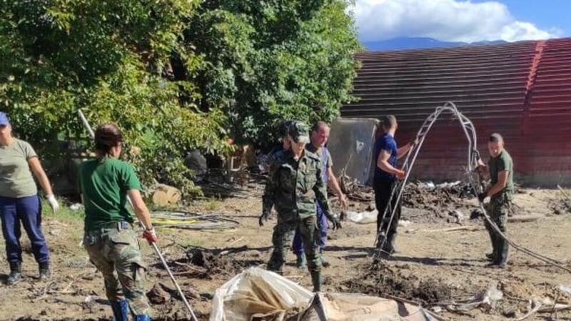 Със заповед на министъра на отбраната Димитър Стоянов над 400