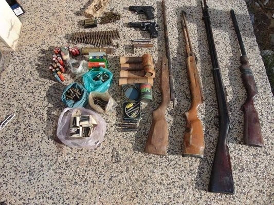 Полицаи намериха незаконни оръжия и боеприпаси при тараш на къща