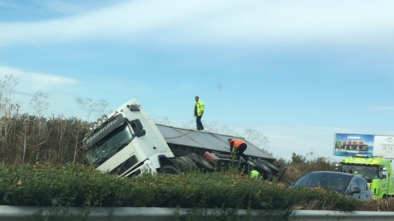 Спасители вадиха затиснат шофьор след катастрофа на околовръстното на Монтана