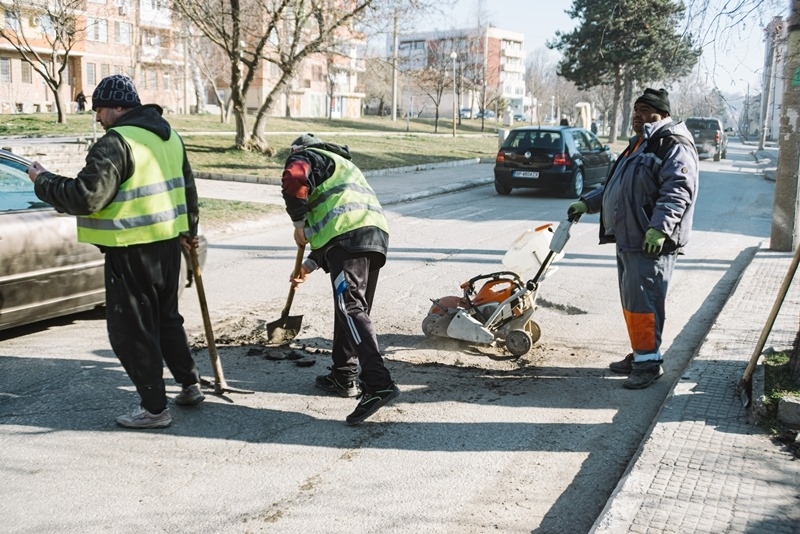 Служители на Общинско предприятие ОбП Чистота започнаха изкърпване на комрометирани