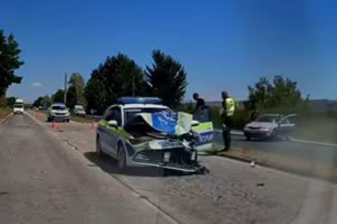 Патрулка блъсна челно автомобил в Плевенско