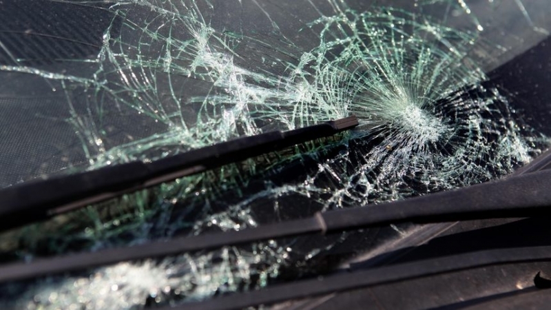 Полицията издирва неизвестен вандал потрошил колата на видинчанин Атаката е