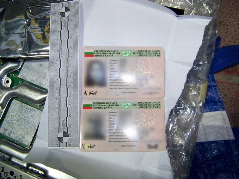 Служители на сектор Противодействие на икономическата престъпност и криминалисти към