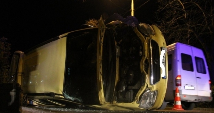 Лек автомобил Сузуки се преобърна и затрудни движението по бул