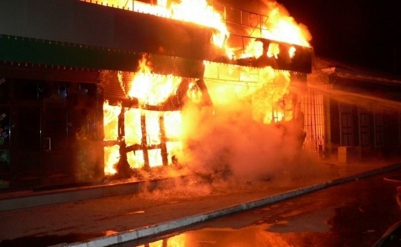 Голям пожар е бушувал в хранителен магазин в монтанско село