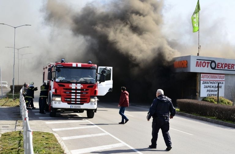Голям пожар избухна в сервиз във видинско село научи BulNews Инцидентът