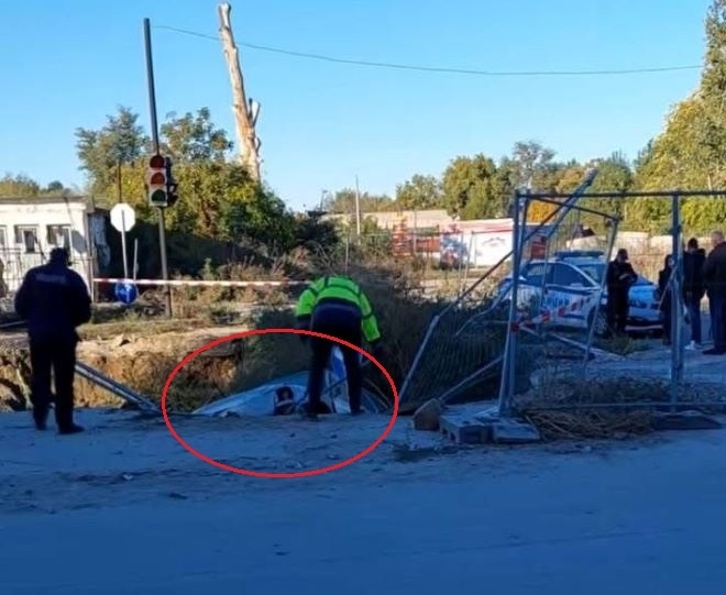 Ужасяващ инцидент! Кола падна в голям ров на оживен булевард във Видин, има ранен /снимки/