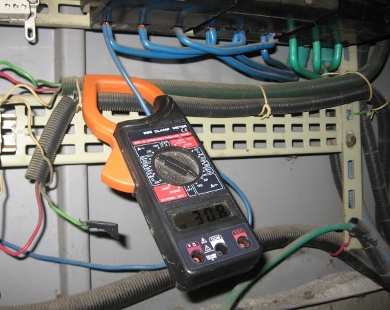 Двама души са спипани за кражба на ток в Монтанско