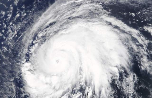 Ураганът Лоренцо който бушува над Атлантическия океан се усили до