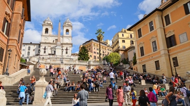 Градската управа в Рим забрани на туристите да сядат и