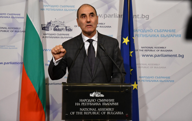 Точно в 17 00 часа както беше обявено лидерът на ПГ