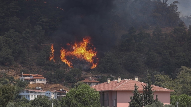 Големи горски пожари бушуват в турските окръзи Хатай Чанаккале и