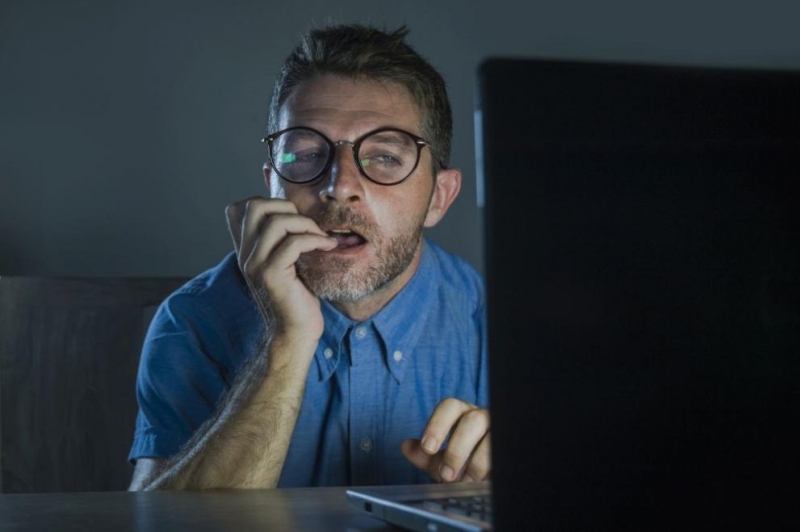 Гледането на филми за възрастни провокира производството на хормона на