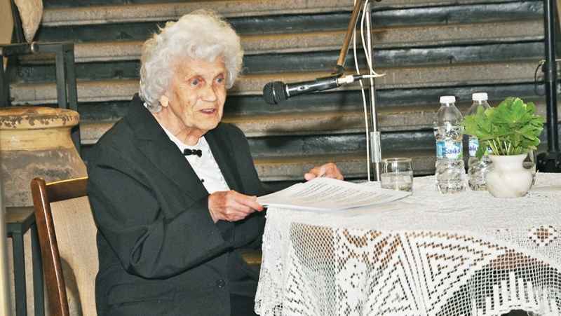 Стихосбирката Проблясъци е най новата поетична творба на 93 годишната Розалина Спасова педагог публицист