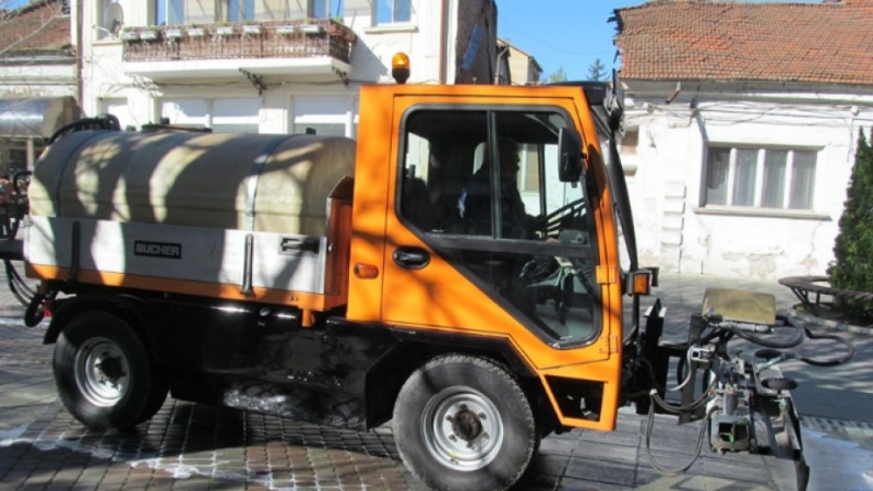 Нова специализирана техника за миене и дезинфекция на пешеходни зони