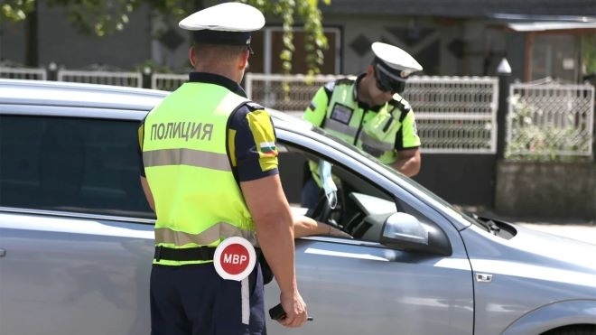Лошо му се пише! Шофьор с близо 3 промила алкохол подкара нередовна кола в Монтанско, носил и оръжие