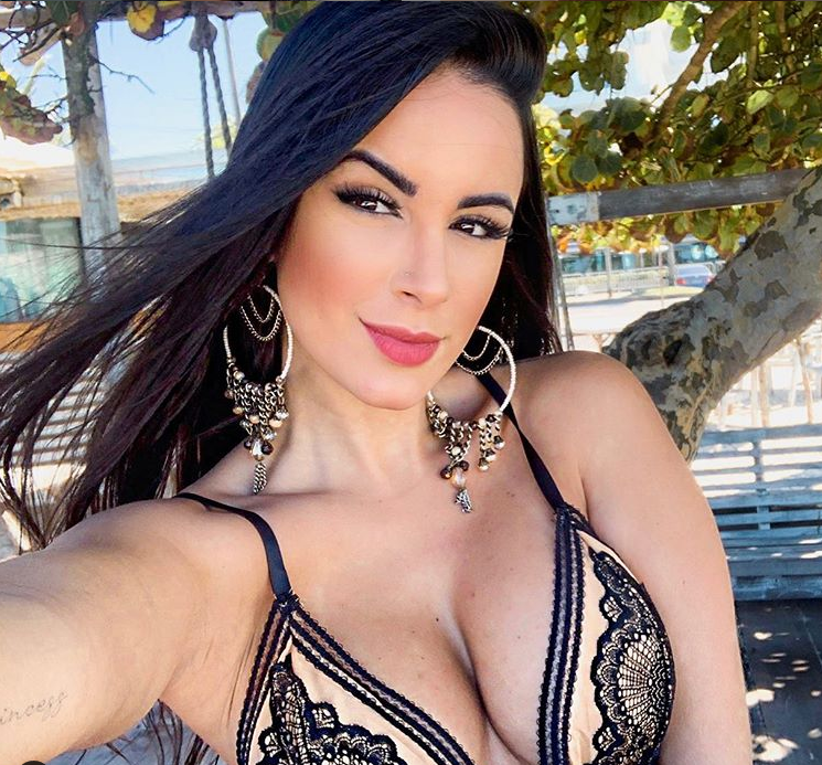 Зад страхотния футболист често стои по една страхотна жена Звездата