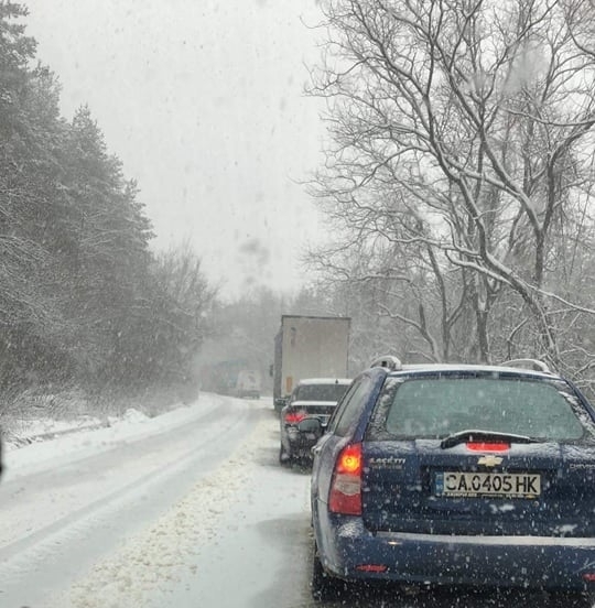 Аварирал ТИР е затапил главен път Е 79 сигнализираха гневни шофьори