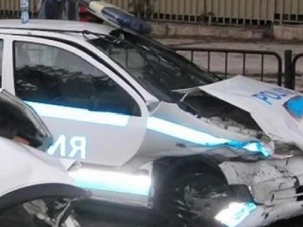 Полицай е ударил с патрулка паркирана кола в Монтана научи