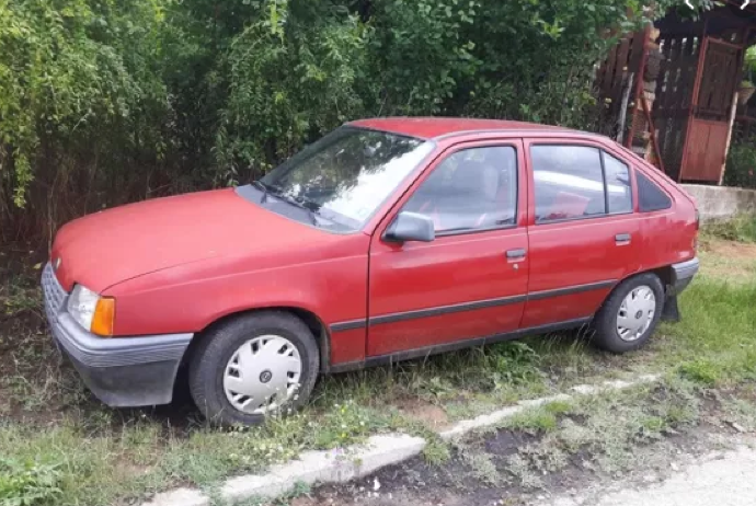 Двама неправоспособни са заловени да юркат коли без номера из