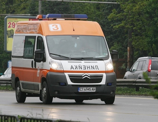 Мъж и жена са открити в безпомощно състояние днес на