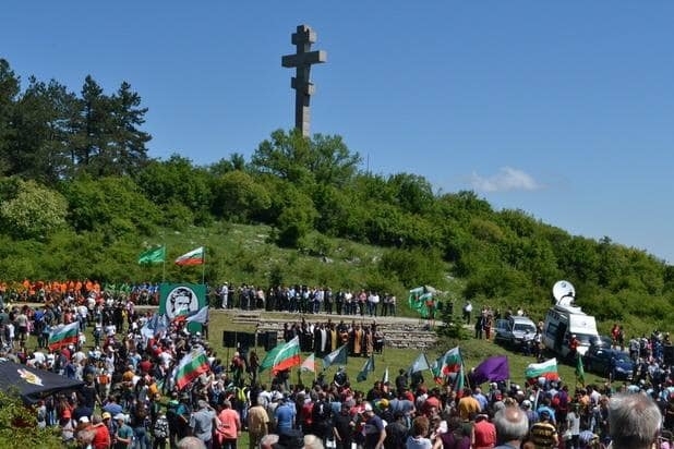 Хиляди се прекланят пред подвига на Христо Ботев на връх Околчица